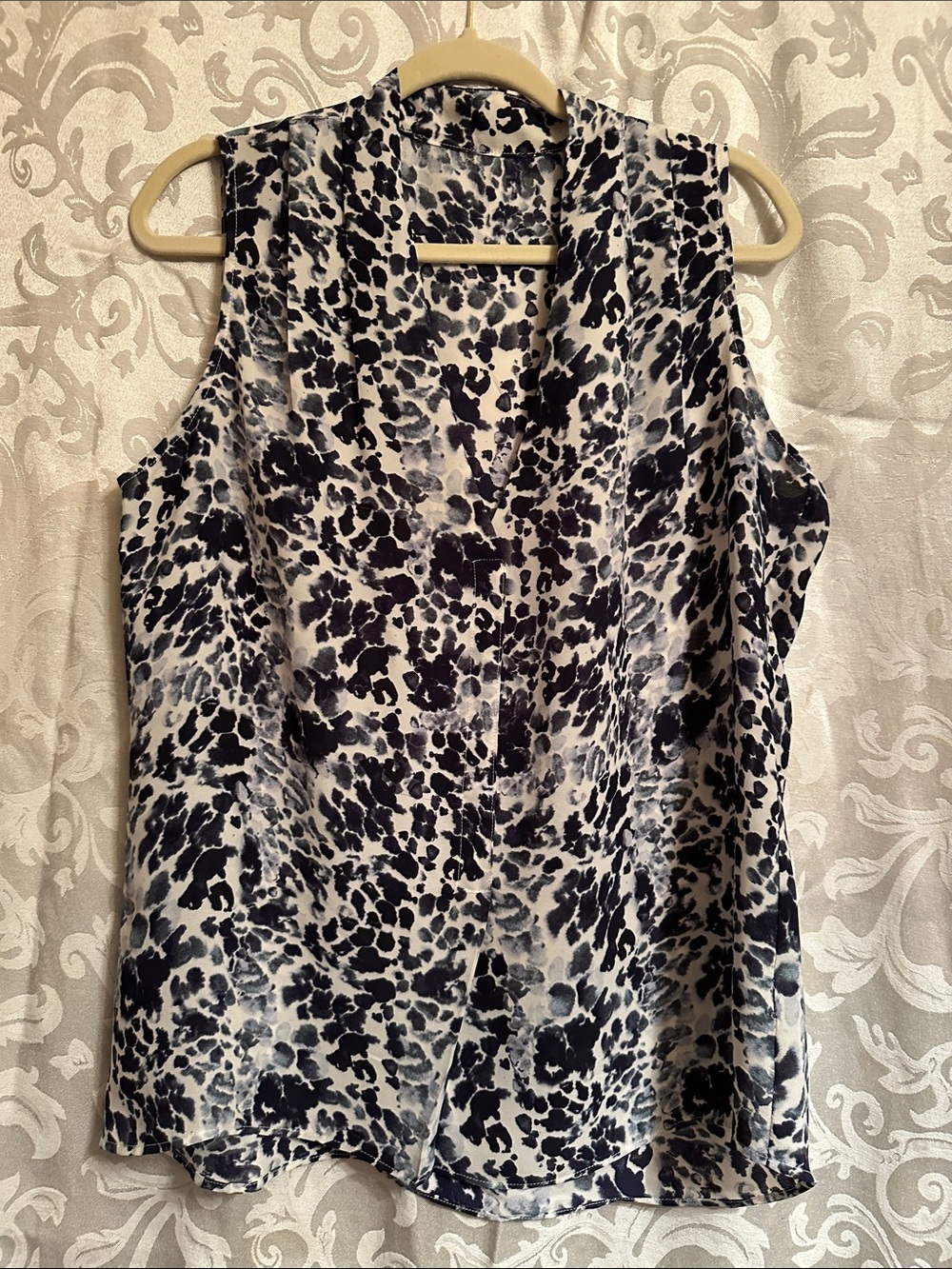 Sleeveless Blue & White Animal-Print V-Neck Blouse no tags